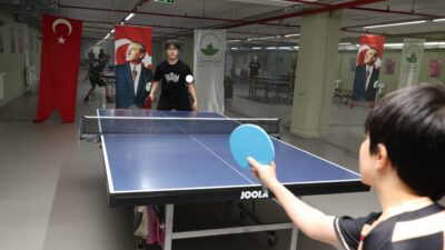 Osmangazi Belediyesi’nin düzenlediği masa tenisi turnuvasında genç sporcular kıyasıya mücadele