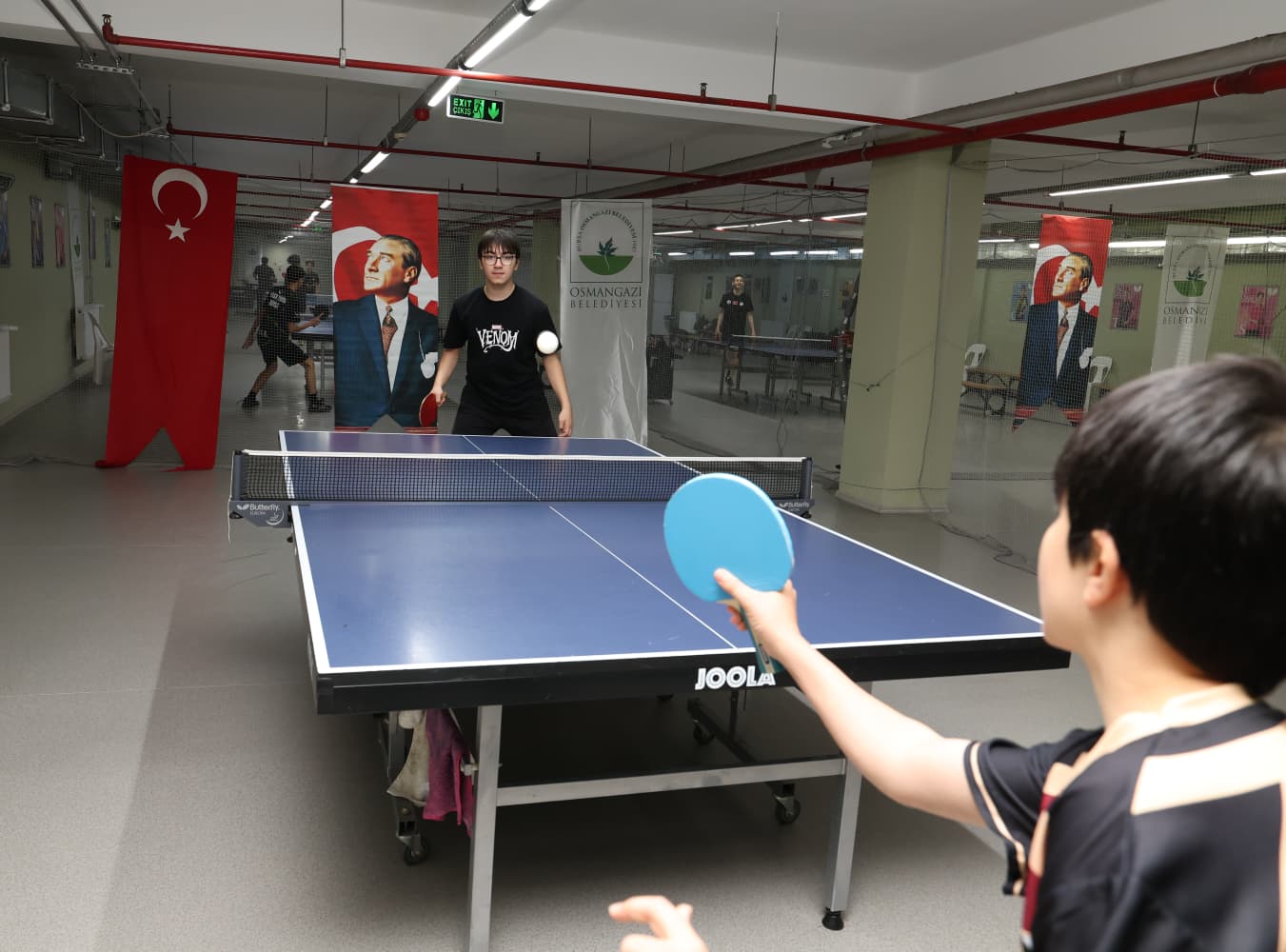 Osmangazi Belediyesi’nin düzenlediği masa tenisi turnuvasında genç sporcular kıyasıya mücadele