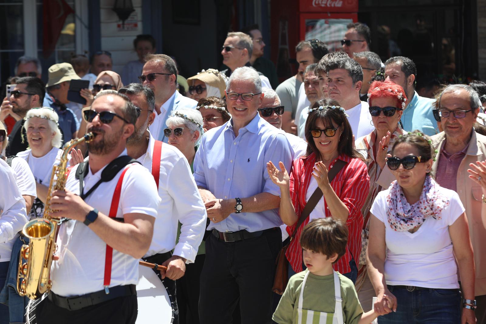 Mudanya Belediyesi’nin düzenlediği 2. Tirilye Zeytin Çiçeği Festivali, kortej yürüyüşü,