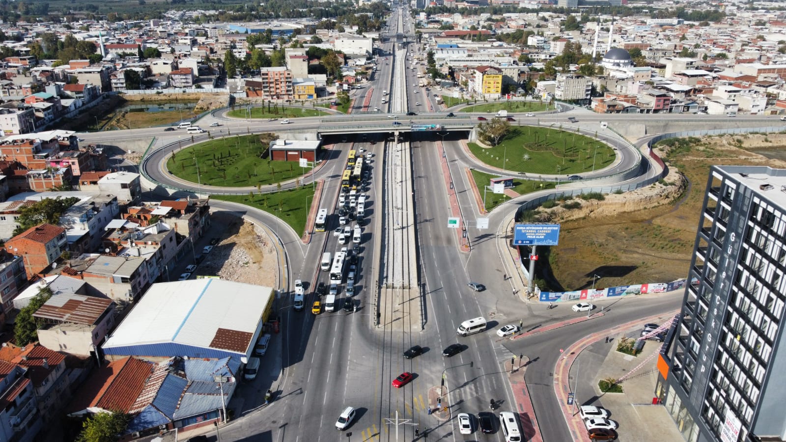 Bursa’da İstanbul Caddesi üzerindeki terminal yolunda asfalt çalışması nedeniyle trafik