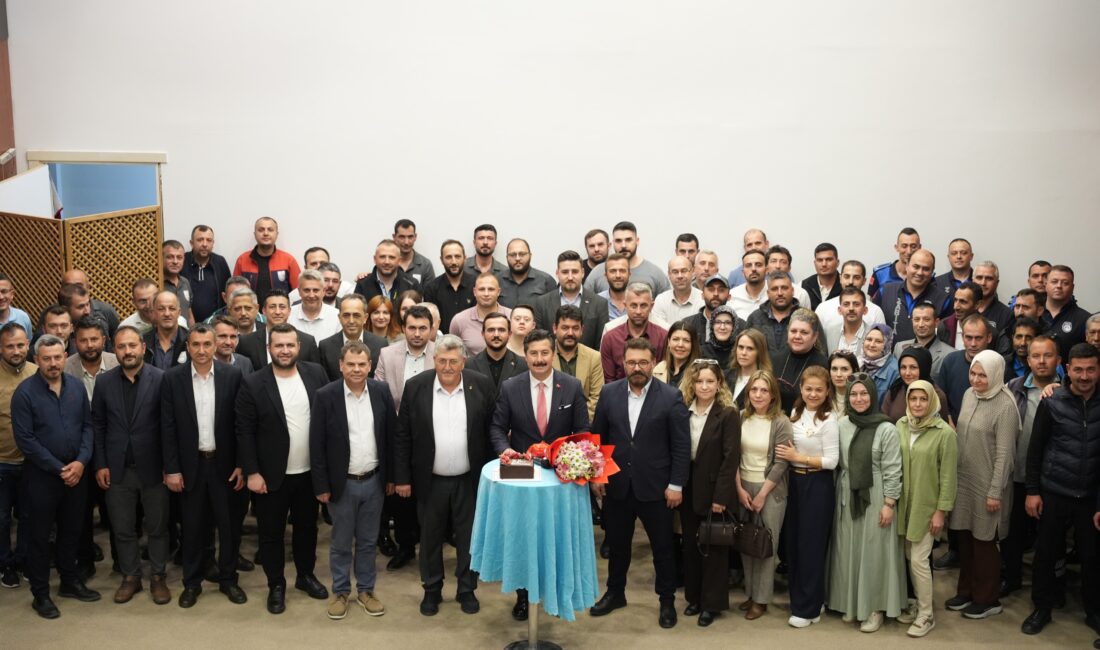 Yenişehir Belediyesi’nin bayramlaşma programında Belediye Başkanı Ercan Özel, personelin hazırladığı