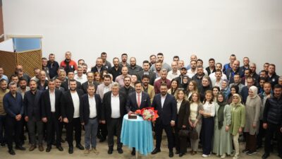 Yenişehir Belediyesi’nin bayramlaşma programında Belediye Başkanı Ercan Özel, personelin hazırladığı
