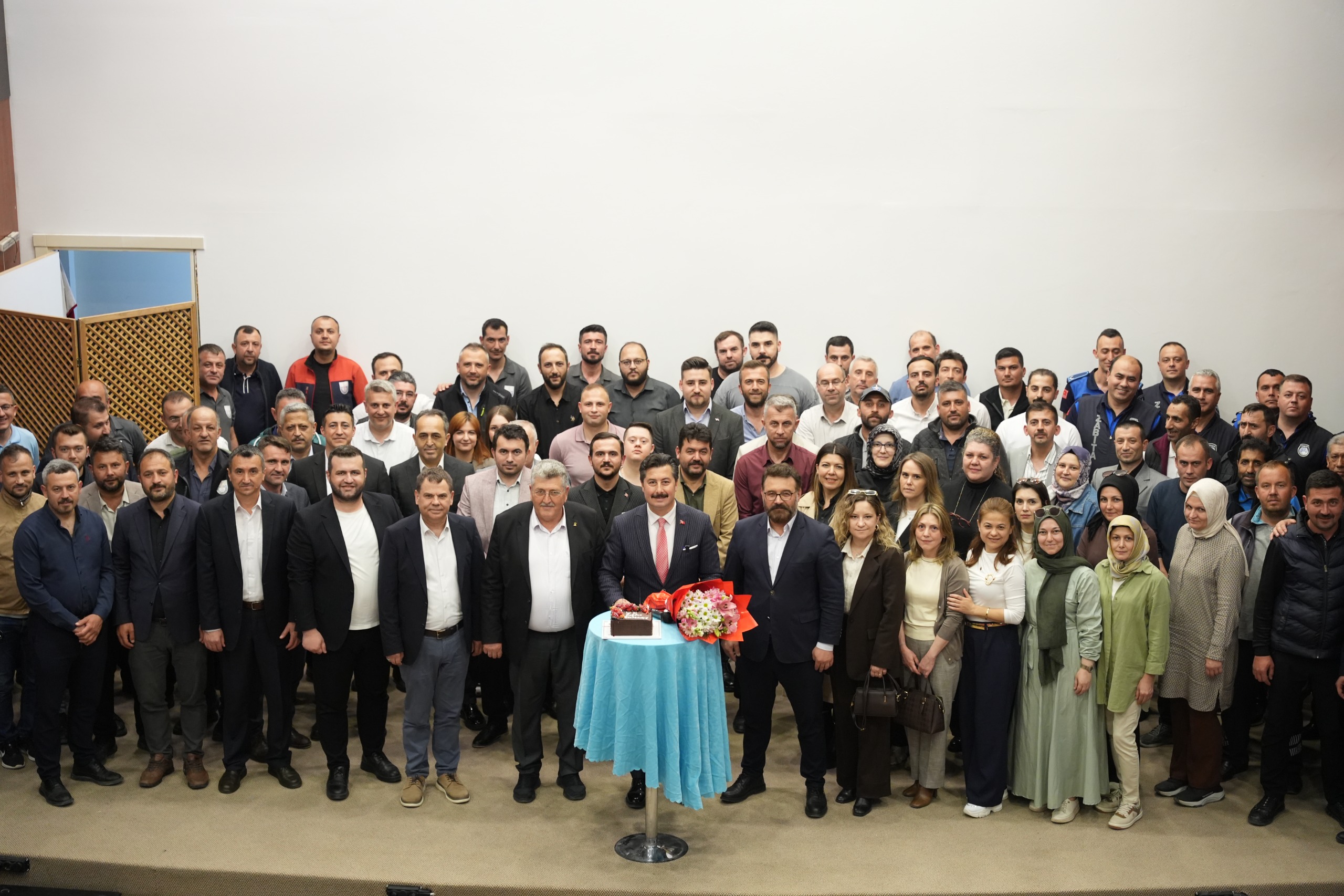 Yenişehir Belediyesi’nin bayramlaşma programında Belediye Başkanı Ercan Özel, personelin hazırladığı