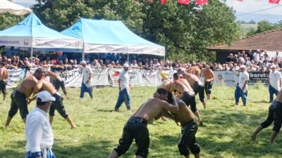 Bursa’nın Mustafakemalpaşa ilçesinde düzenlenen tarihi 350. Kabulbaba Yağlı Güreşleri’nde başpehlivanlığı,