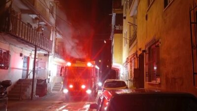 Bursa’da 3 katlı binanın üst katında çıkan alevler mahallede korku