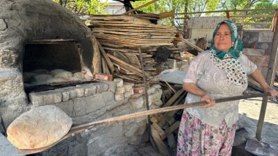 Bursa’da yaşayan Nuran Öz, taş fırında yaptığı ekşi maya köy