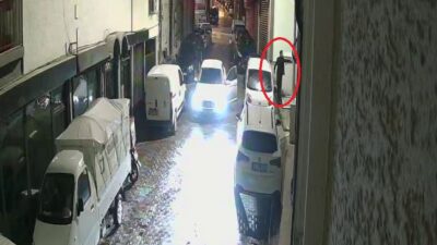 Bursa’da iki kişi, husumetli oldukları genci sokağa çağırıp arkadan vurdu.