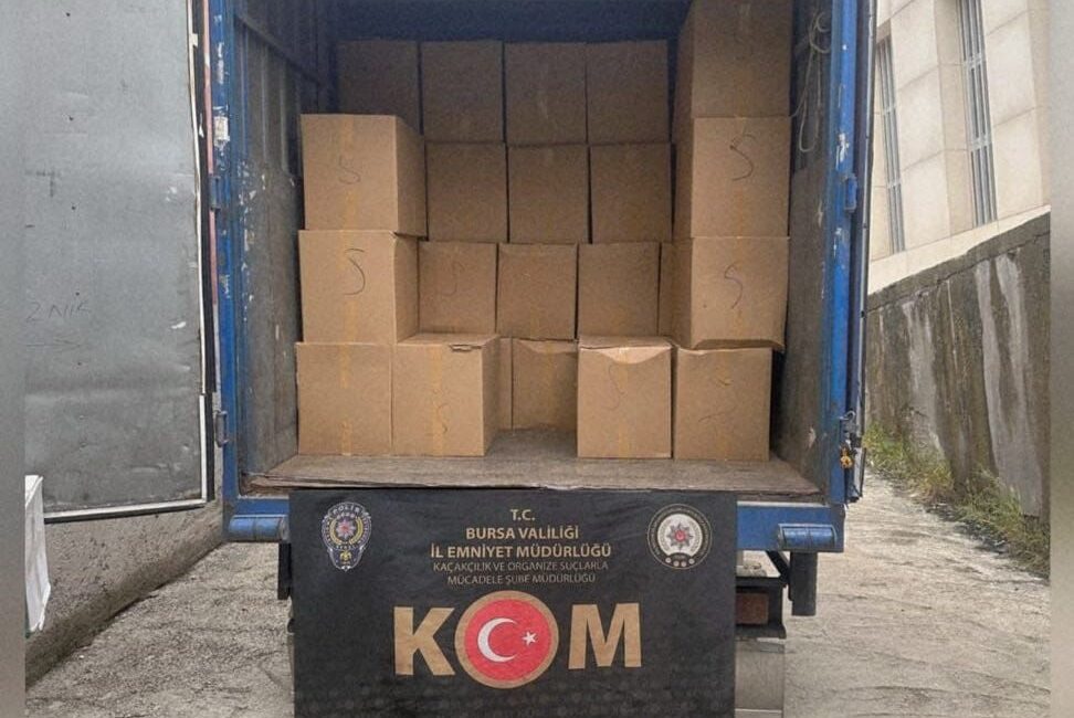 Bursa’da KOM ekiplerinin düzenlediği operasyonda İstanbul’dan getirilen milyonlarca dolu makaron