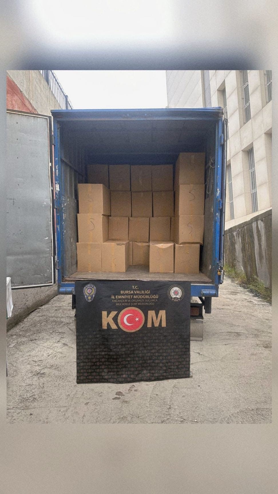 Bursa’da KOM ekiplerinin düzenlediği operasyonda İstanbul’dan getirilen milyonlarca dolu makaron