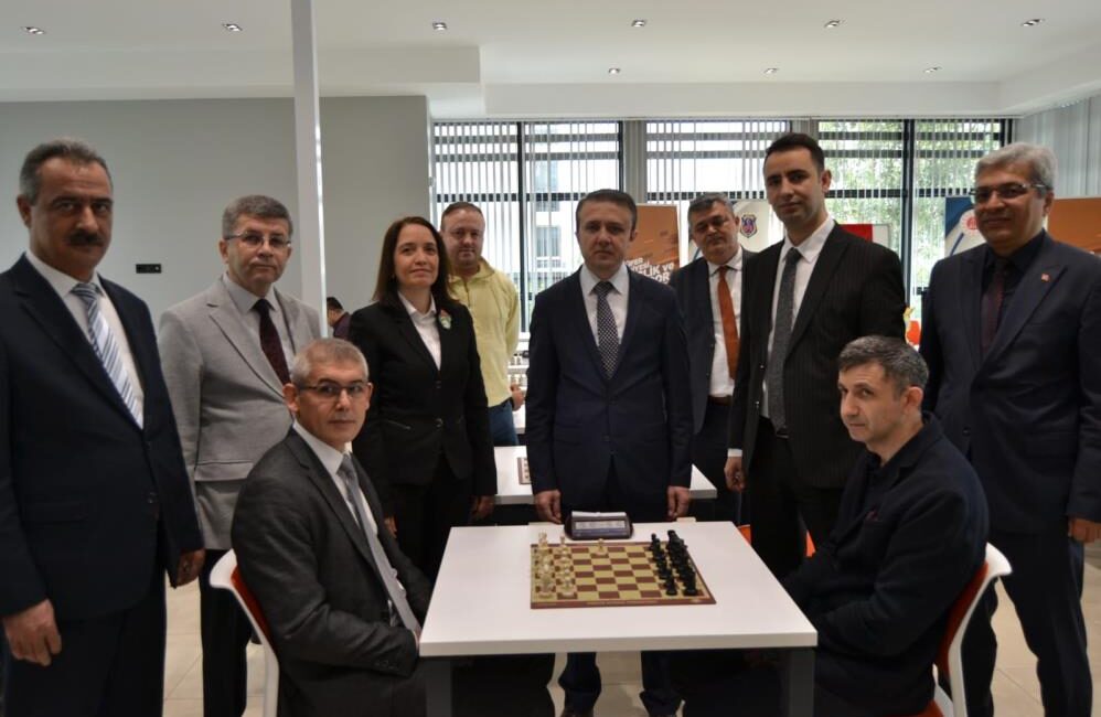 Bursa’da ceza infaz personeli, görev başındaki ciddiyetlerini bu kez satranç