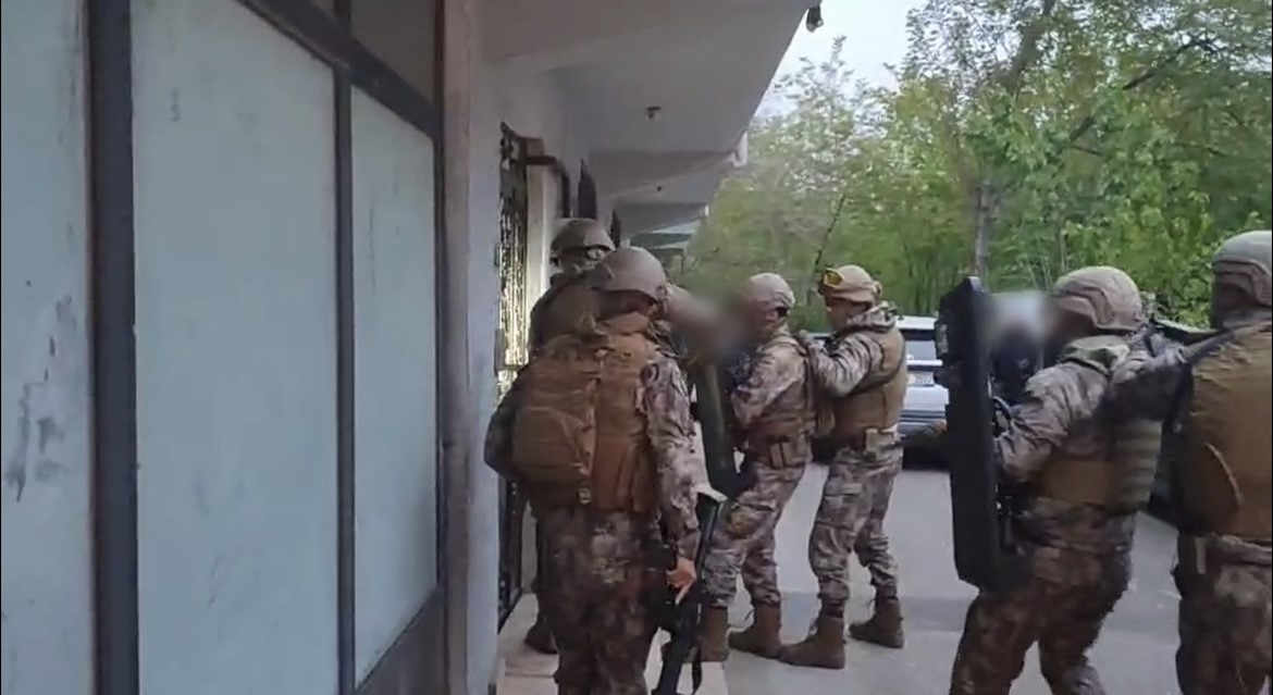 Bursa merkezli tefecilik operasyonunda özel harekat destekli baskın düzenlendi. Çiftçileri