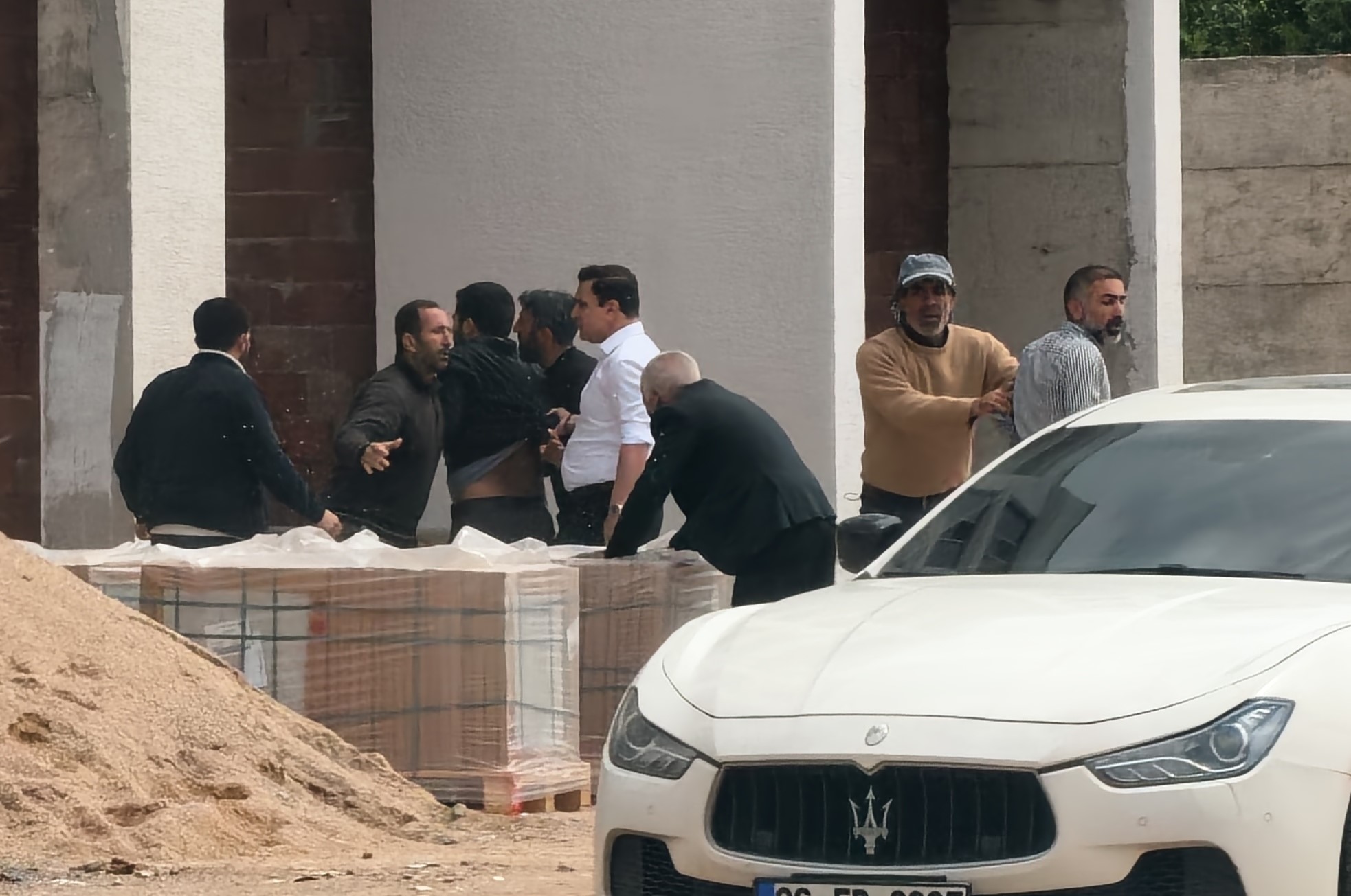Bursa’nın İnegöl ilçesinde inşaat işçileri arasında çıkan sopalı ve yumruklu