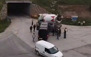 Bursa’nın İnegöl ilçesinde beton mikseri ile tur minibüsünün çarpıştığı kazada