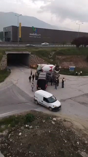 Bursa’nın İnegöl ilçesinde beton mikseri ile tur minibüsünün çarpıştığı kazada