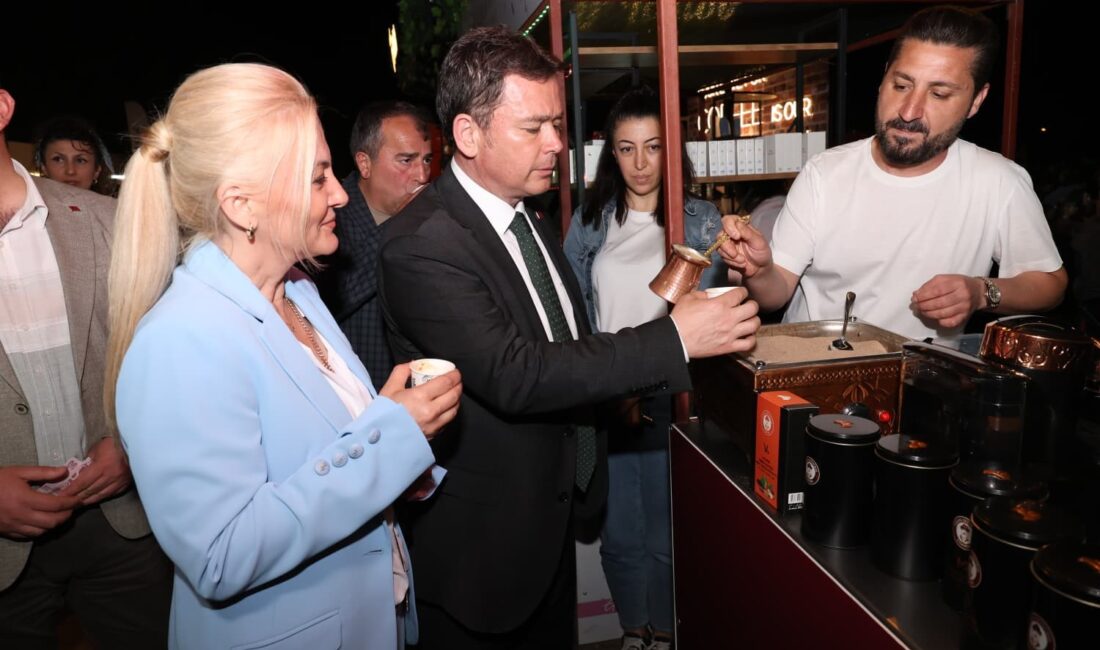 Bursa Kahve Festivali’nde sahne alan Can Bonomo’ya verilen Bursaspor atkısı