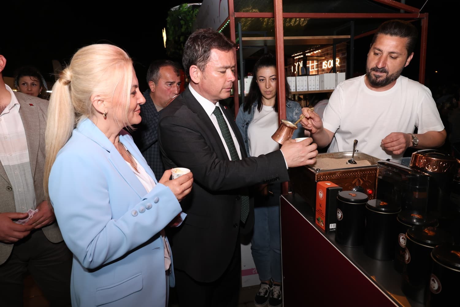Bursa Kahve Festivali’nde sahne alan Can Bonomo’ya verilen Bursaspor atkısı