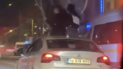 Bursa’da seyir halindeki aracın sunroofundan çıkıp tavana oturan iki kişi
