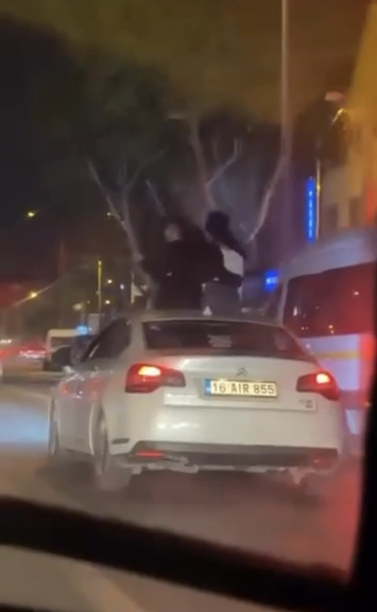 Bursa’da seyir halindeki aracın sunroofundan çıkıp tavana oturan iki kişi