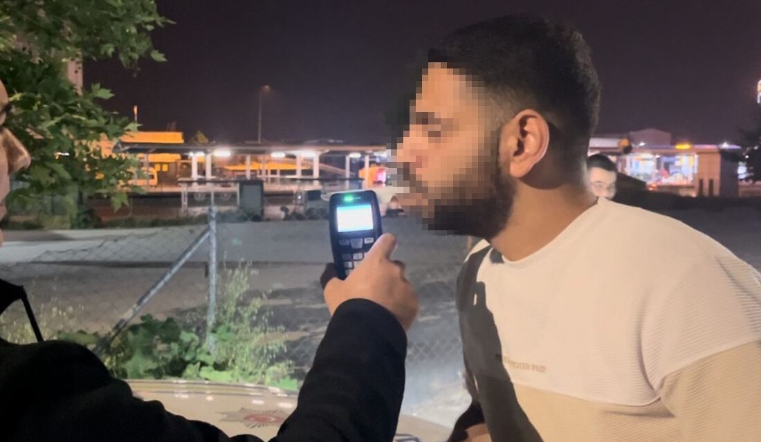 Bursa’da polis uygulamasını gören sürücü aracını çorbacının önüne park etti.