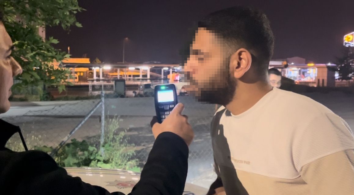 Bursa’da polis uygulamasını gören sürücü aracını çorbacının önüne park etti.