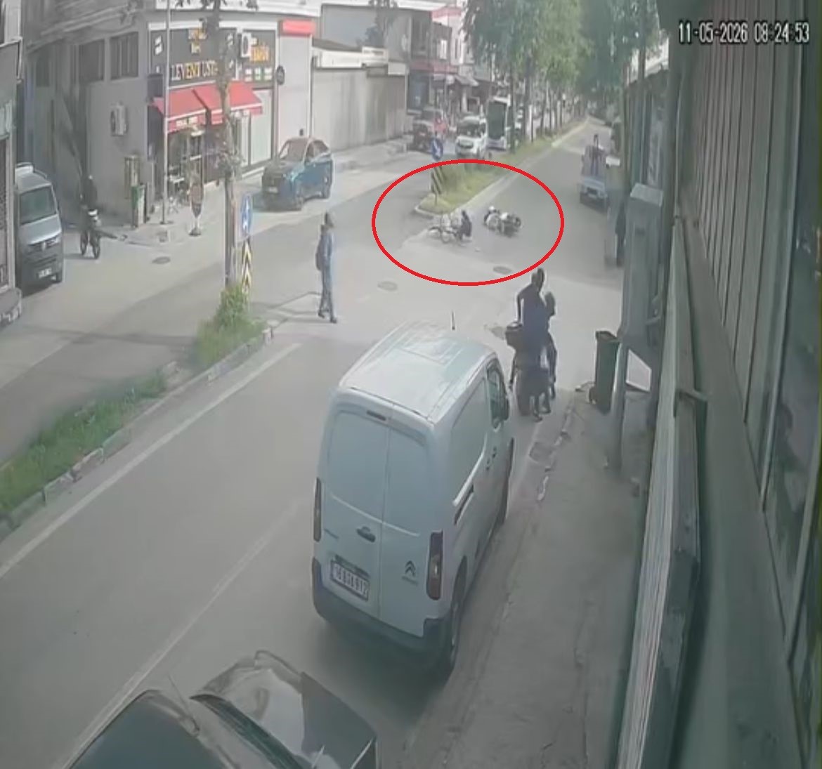 Bursa’da yol ortasında bir anda yön değiştiren bisikletli kazaya neden