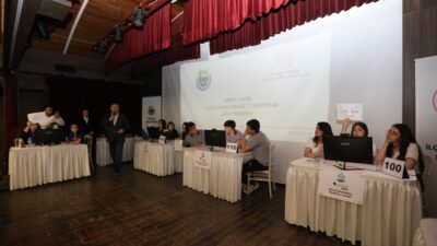 İnegöl’de liseler arasında düzenlenen “İegöl’ü Tanıyorum” bilgi yarışmasının finalinde gençler