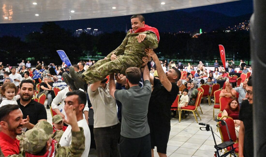 Bursa’da düzenlenen temsili askerlik kına gecesinde özel gereksinimli bireyler, asker