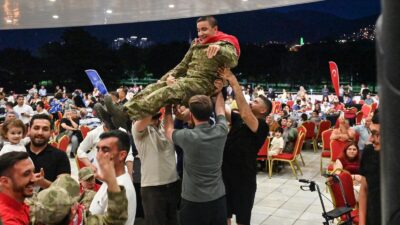 Bursa’da düzenlenen temsili askerlik kına gecesinde özel gereksinimli bireyler, asker