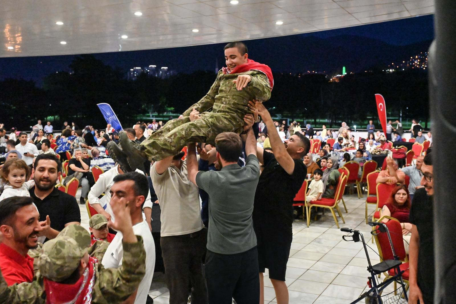 Bursa’da düzenlenen temsili askerlik kına gecesinde özel gereksinimli bireyler, asker