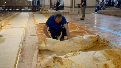 Bursa Ulu Cami’de halı yenileme çalışmaları başladı. Tarihi camideki açık
