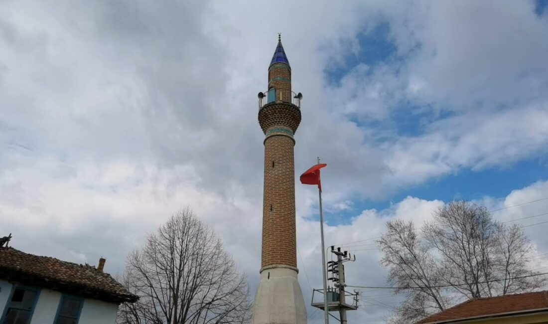 Bursa’nın İnegöl ilçesinde camisi yıkılan mahallede geriye sadece yüz yılı