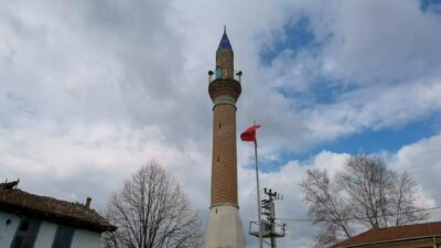 Bursa’nın İnegöl ilçesinde camisi yıkılan mahallede geriye sadece yüz yılı