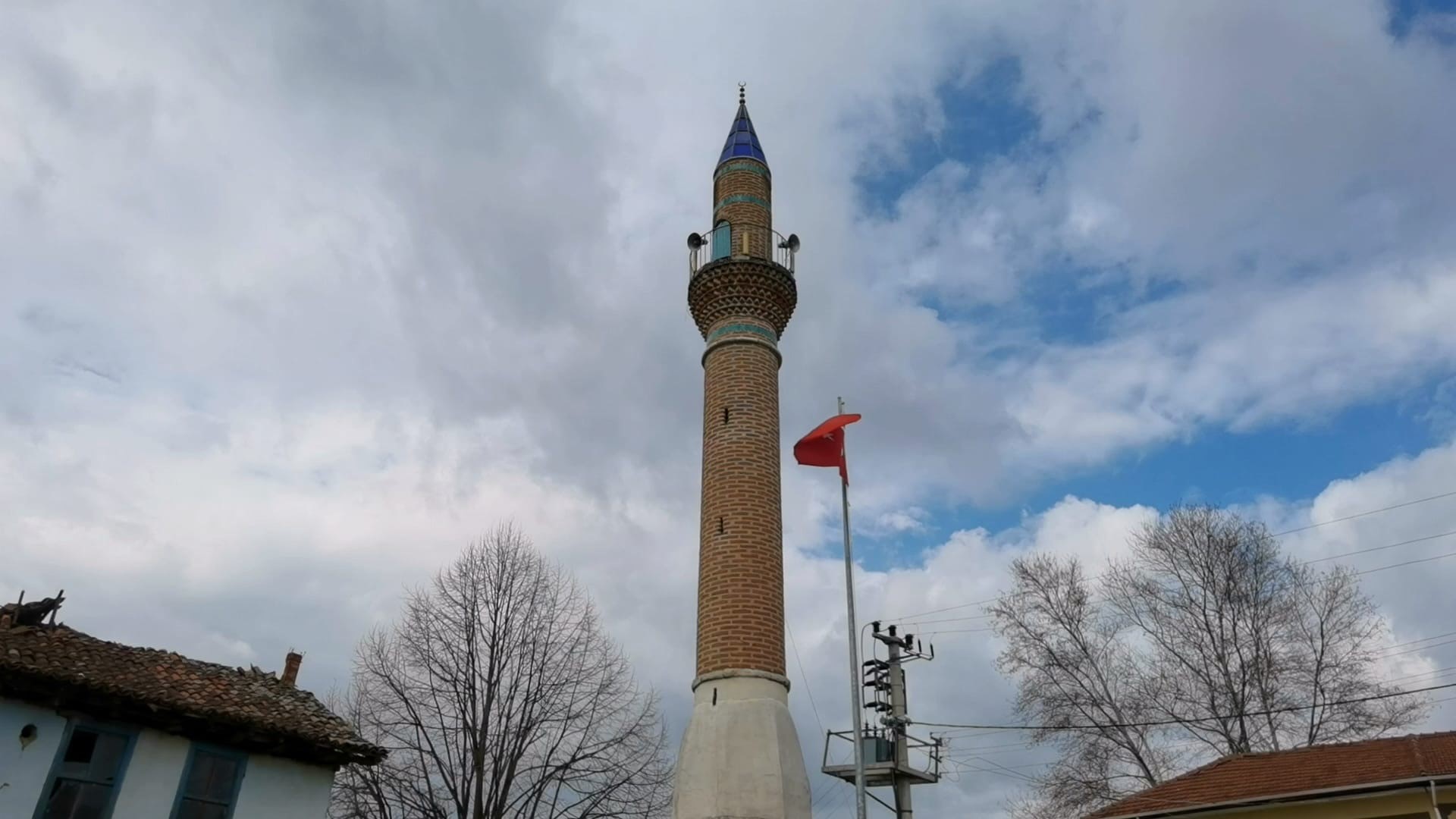 Bursa’nın İnegöl ilçesinde camisi yıkılan mahallede geriye sadece yüz yılı