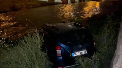 Bursa’da kontrolden çıkan otomobil dereye uçtu. Kazanın ardından sürücünün olay