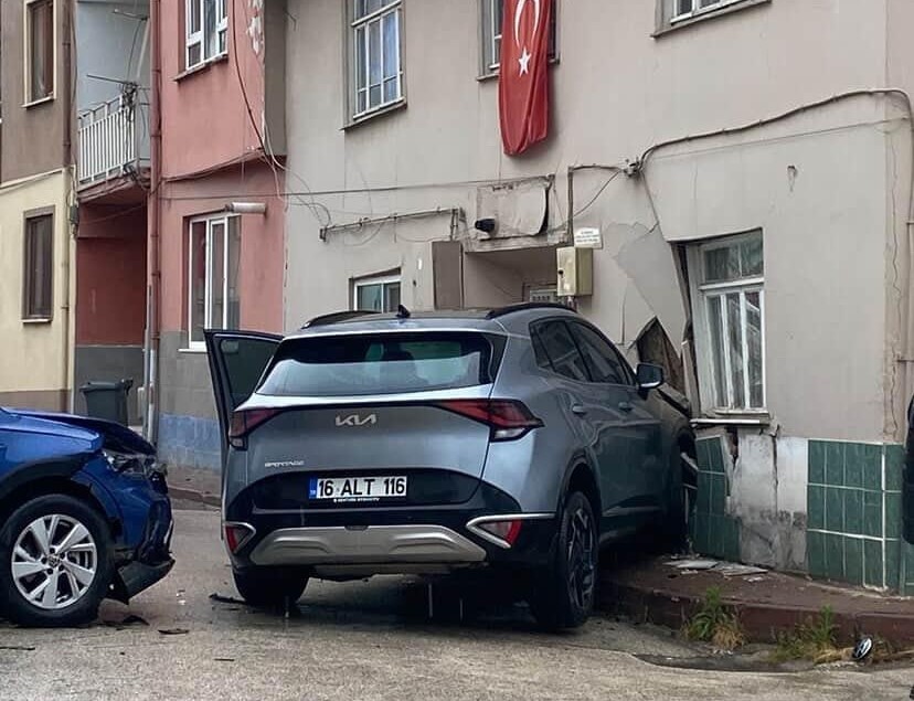 Cip kontrolden çıkıp duvara çarptı 1 Bursam Medya -