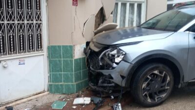 İnegöl’de otomobil ile cipin çarpıştığı kazada cip savrularak eve girdi.