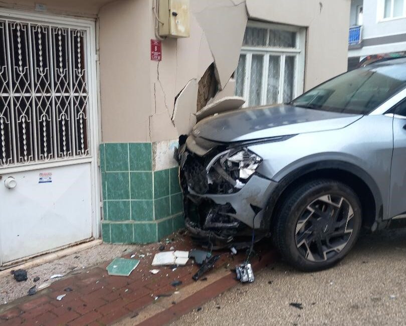 İnegöl’de otomobil ile cipin çarpıştığı kazada cip savrularak eve girdi.