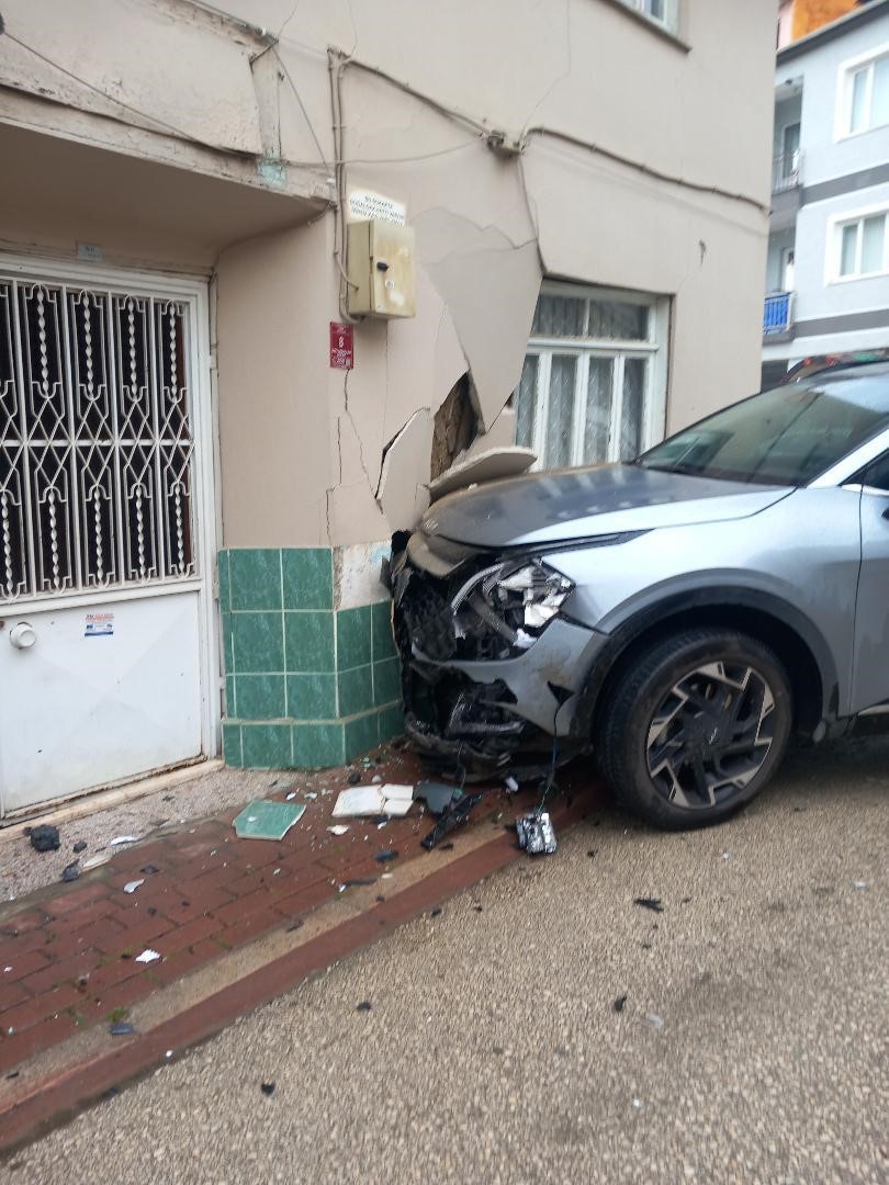 İnegöl’de otomobil ile cipin çarpıştığı kazada cip savrularak eve girdi.