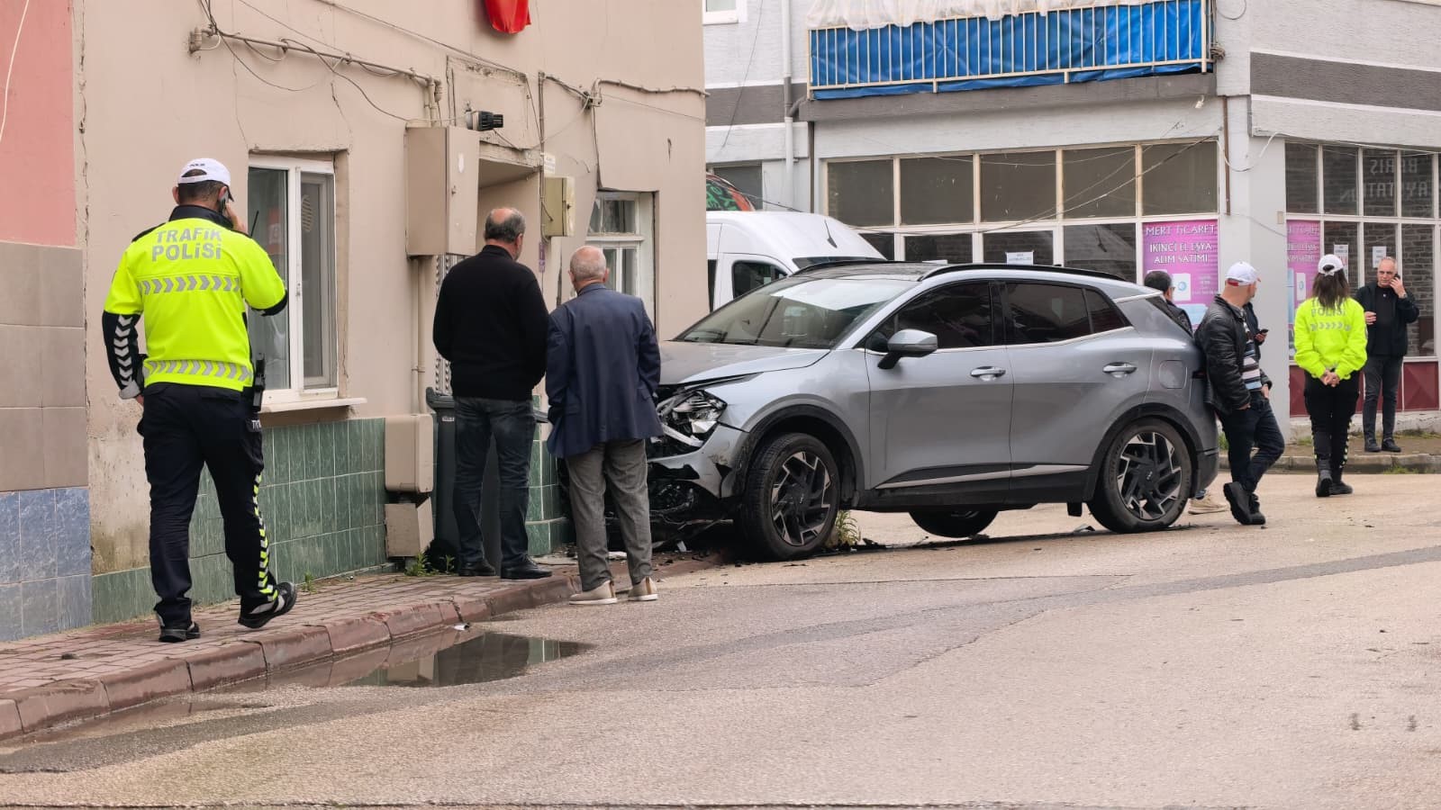 Cip kontrolden çıkıp duvara çarptı 2 Bursam Medya -