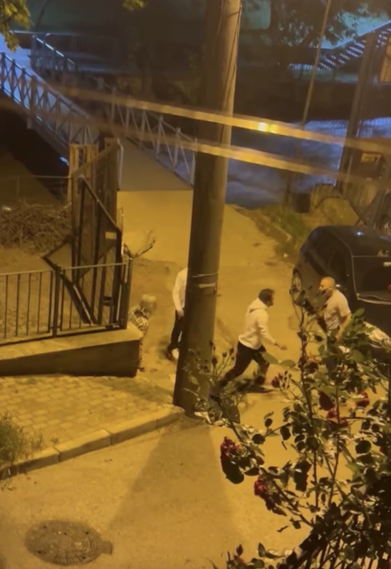 Bursa’da iki kişi arasında çıkan tartışma kısa sürede kavgaya dönüştü.