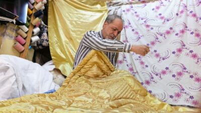 Bursa’nın İnegöl ilçesinde 60 yıldır iğne yorgancılığı yapan 73 yaşındaki