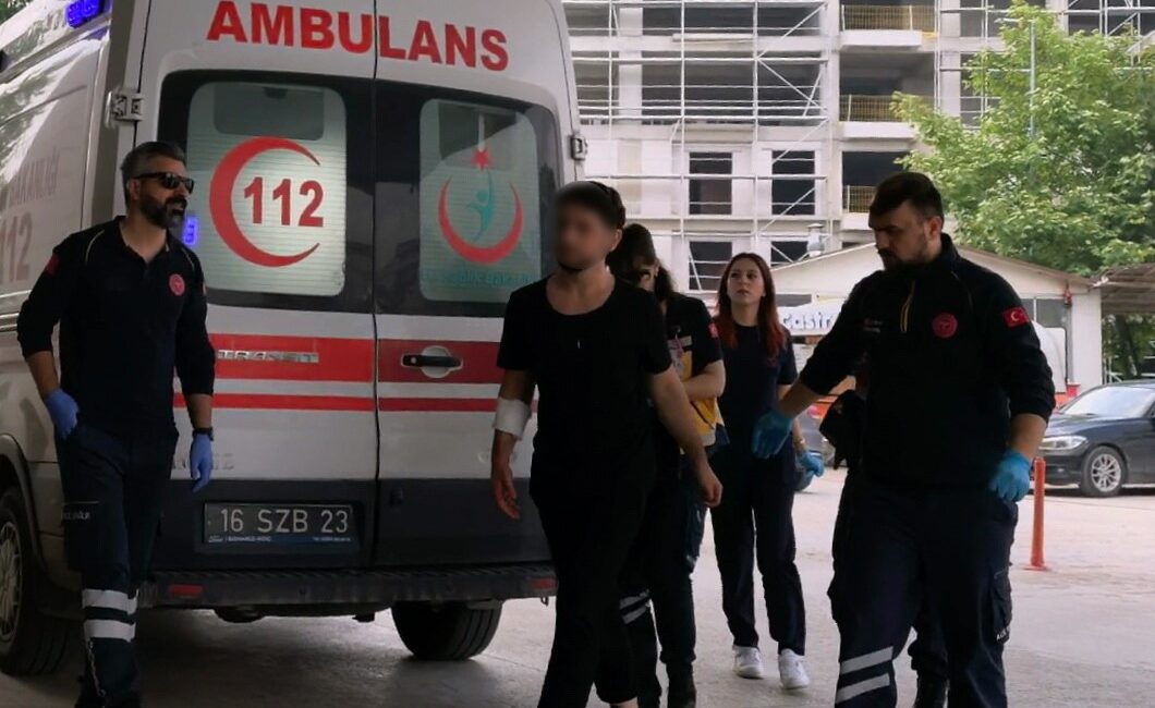 Bursa İnegöl’de 21 yaşındaki genç, evde meyve keserken kolunu keserek