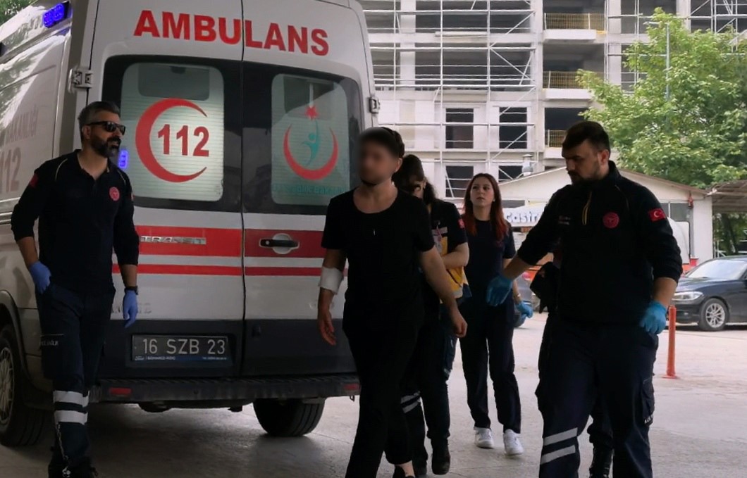 Bursa İnegöl’de 21 yaşındaki genç, evde meyve keserken kolunu keserek