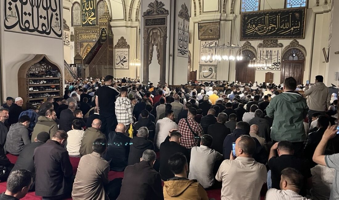 Bursa’da vatandaşlar Kurban Bayramı namazı için tarihi camilere akın etti.