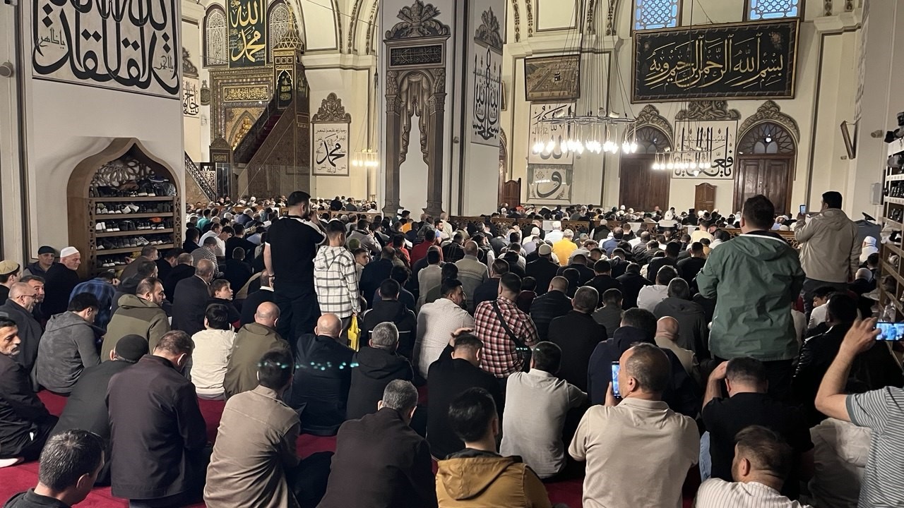 Bursa’da vatandaşlar Kurban Bayramı namazı için tarihi camilere akın etti.