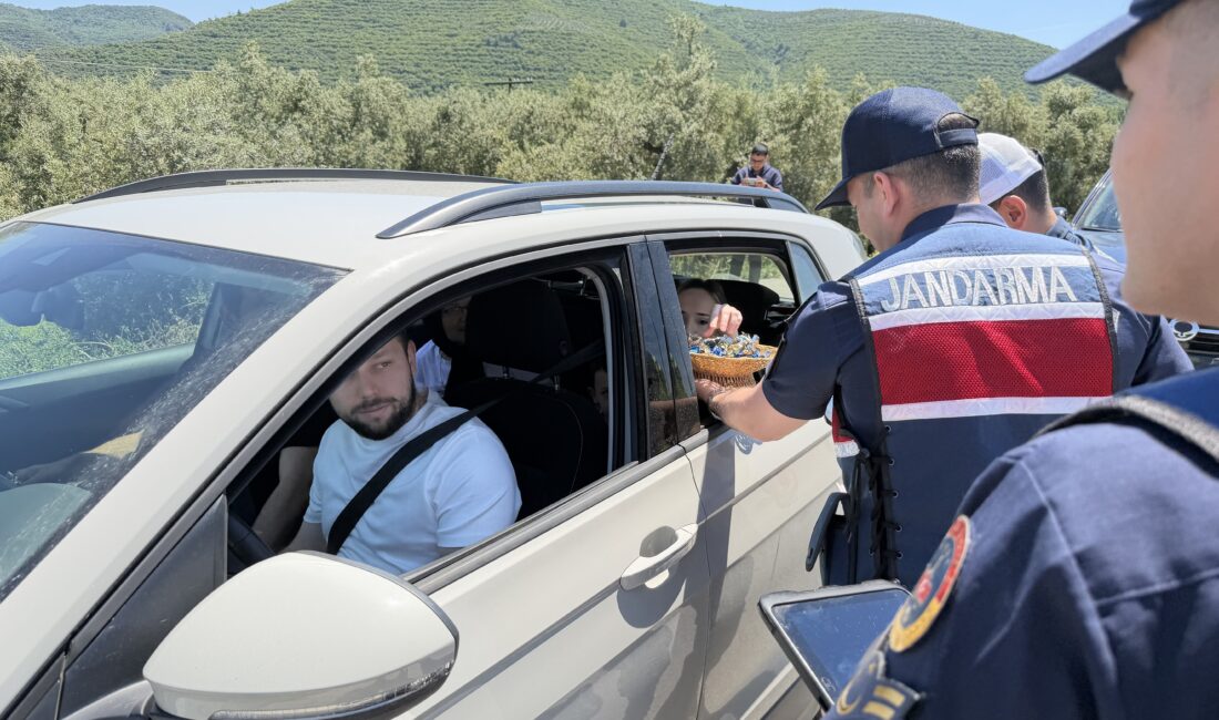 Bursa’da bayram denetimlerini artıran jandarma ekipleri, sürücülere hem trafik uyarıları