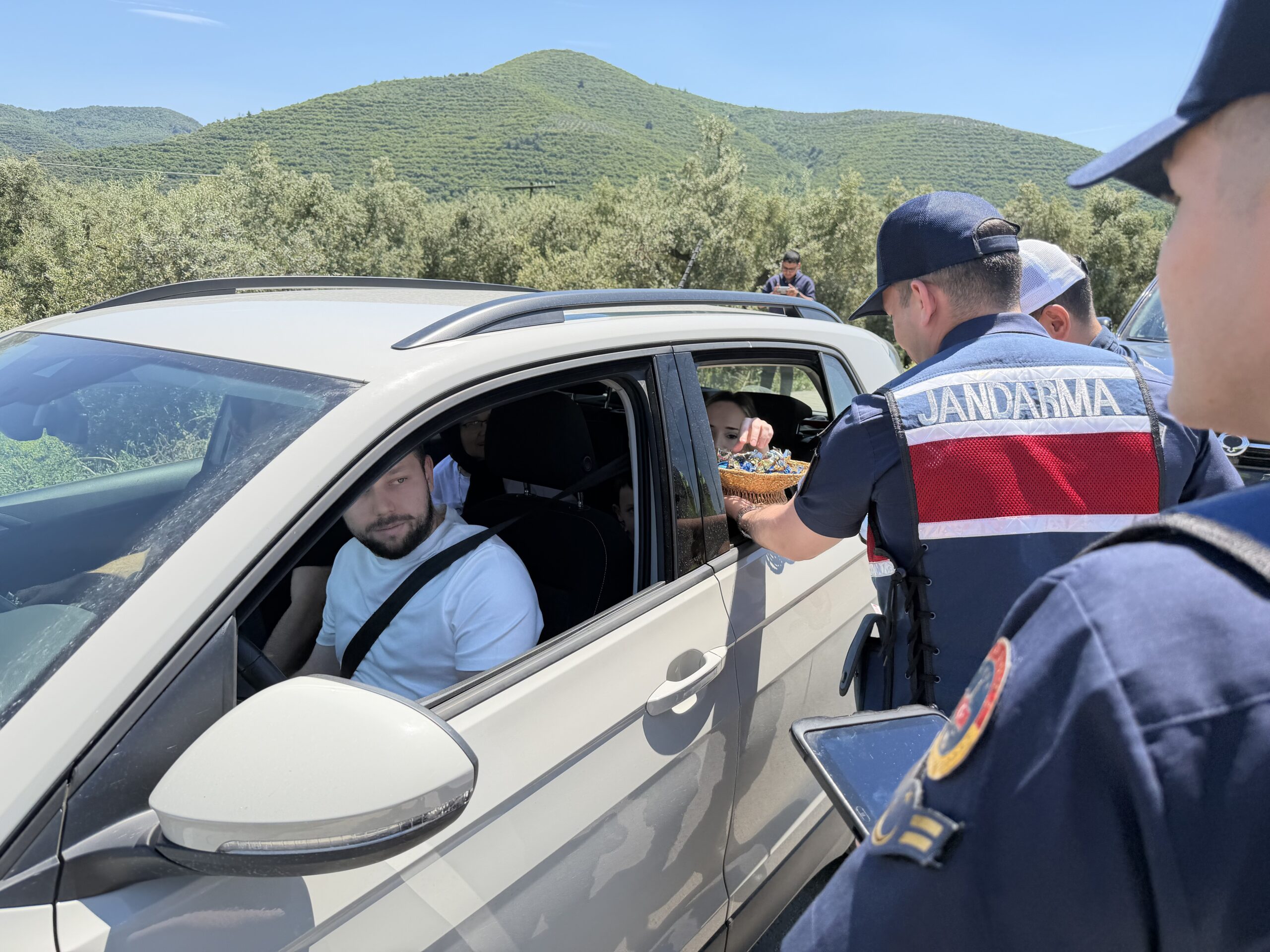 Bursa’da bayram denetimlerini artıran jandarma ekipleri, sürücülere hem trafik uyarıları