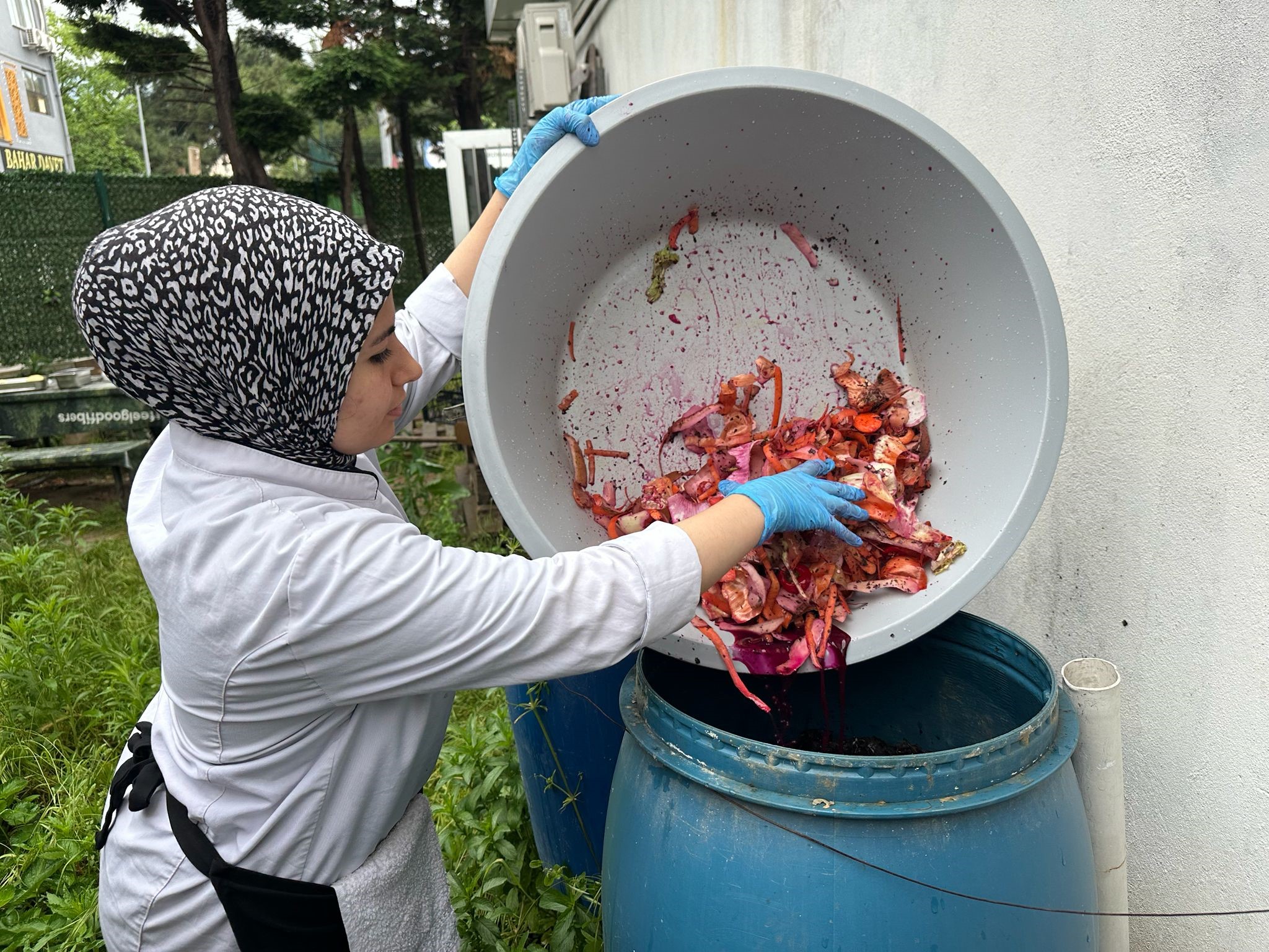 Bursa’da öğretmen ve öğrenciler, meyve-sebze atıklarını turşu suyuyla fermente ederek