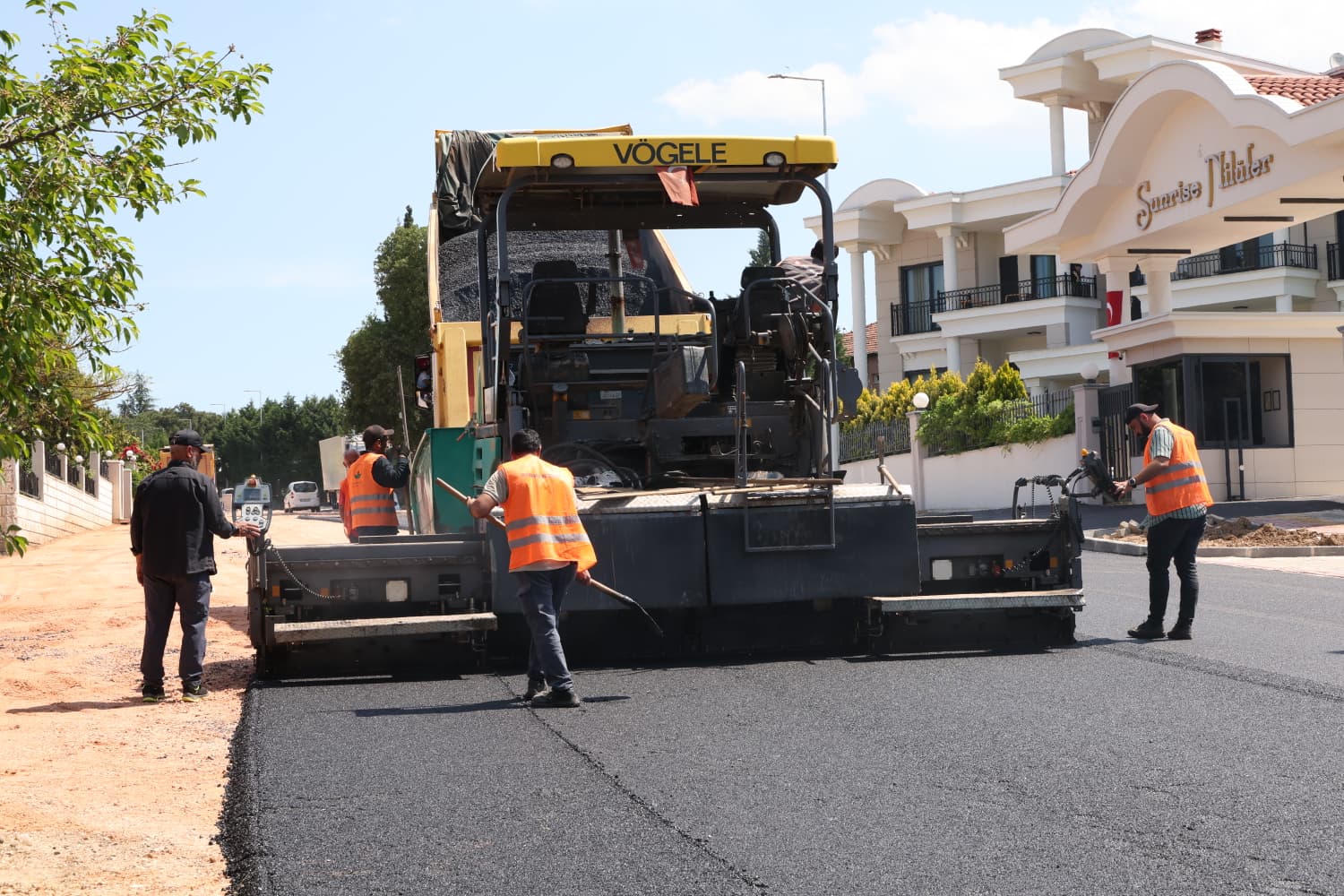 Osmangazi Belediyesi’nin asfalt yenileme çalışmaları kapsamında Nilüferköy Mahallesi Kolej Caddesi’nde