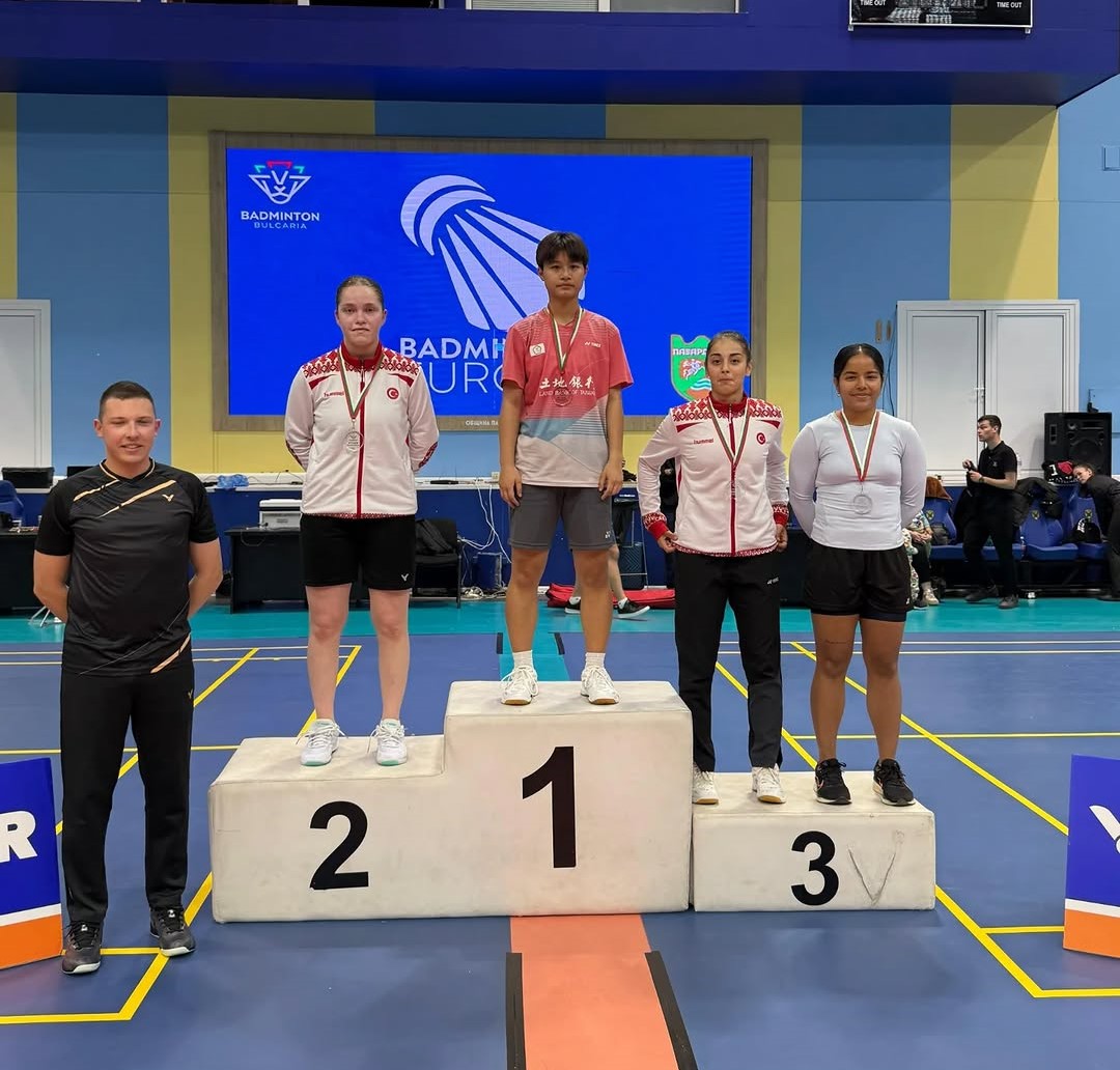 Osmangazi Belediyespor’un milli badmintoncuları Elifnur Demir ve Zeynep Berre Ocakoğlu,